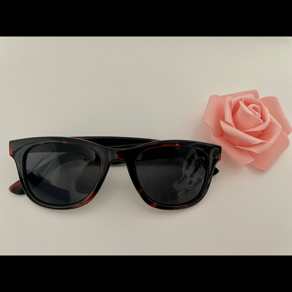 Tortoise colored sunglasses 🕶